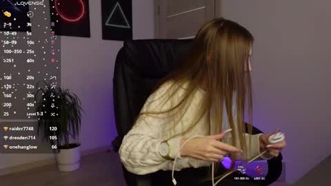 Snapshot of agelina_summer chatting on 02-17-25, 07:04 Agelina Lilly Laura online show from 02-17-25, 07:04