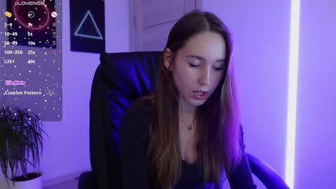 Snapshot of agelina_summer chatting on 02-18-25, 10:36 Agelina Lilly Laura online show from 02-18-25, 10:36