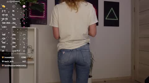 Snapshot of agelina_summer chatting on 02-19-25, 07:50 Agelina Lilly Laura online show from 02-19-25, 07:50