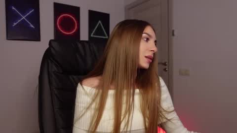 Snapshot of agelina_summer chatting on 02-19-25, 02:01 Agelina Lilly Laura online show from 02-19-25, 02:01