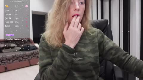 Snapshot of agelina_summer chatting on 02-20-25, 06:17 Agelina Lilly Laura online show from 02-20-25, 06:17