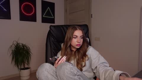 Snapshot of agelina_summer chatting on 02-20-25, 03:41 Agelina Lilly Laura online show from 02-20-25, 03:41