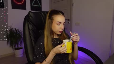 Snapshot of agelina_summer chatting on 02-23-25, 06:07 Agelina Lilly Laura online show from 02-23-25, 06:07