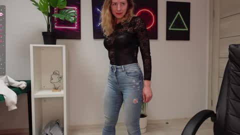 Snapshot of agelina_summer chatting on 02-26-25, 07:20 Agelina Lilly Laura online show from 02-26-25, 07:20