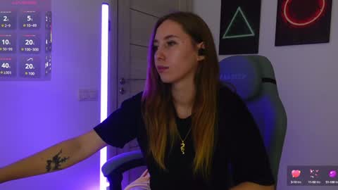 Snapshot of agelina_summer chatting on 09-18-25, 02:08 Agelina Lilly Laura online show from 09-18-25, 02:08