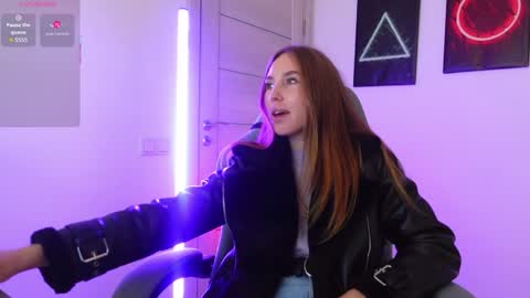 Snapshot of agelina_summer chatting on 09-25-25, 02:43 Agelina Lilly Laura online show from 09-25-25, 02:43