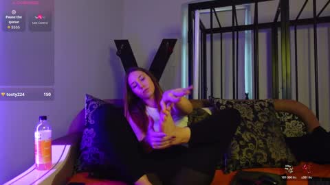 Snapshot of agelina_summer chatting on 10-25-25, 01:18 Agelina Lilly Laura online show from 10-25-25, 01:18