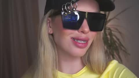 Snapshot of agent_blonde chatting on 04-19-26, 04:06 May online show from 04-19-26, 04:06
