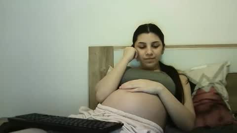 Snapshot of ahotkitty18 chatting on 11-28-25, 05:26 Selena online show from 11-28-25, 05:26