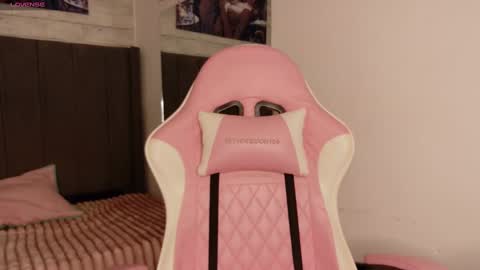 Snapshot of aida_princess chatting on 10-11-25, 11:36 Aida online show from 10-11-25, 11:36