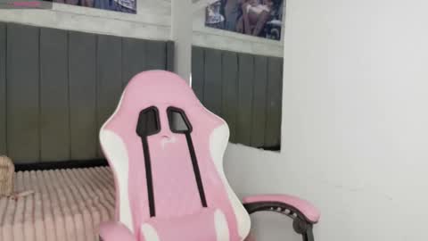 Snapshot of aida_princess chatting on 10-25-25, 11:21 Aida online show from 10-25-25, 11:21