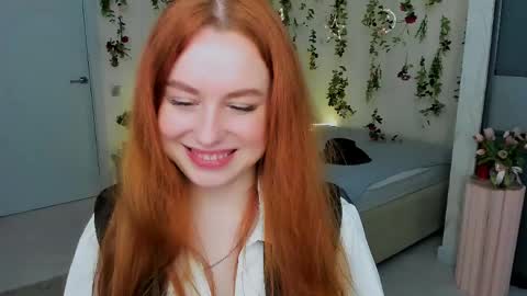 Snapshot of airysilhouette chatting on 04-18-26, 08:09 Louise online show from 04-18-26, 08:09