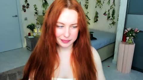 Snapshot of airysilhouette chatting on 05-05-26, 04:09 Louise online show from 05-05-26, 04:09