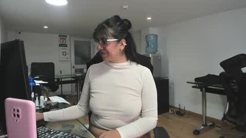 Snapshot of aisha_latina chatting on 11-19-25, 03:23 Katie online show from 11-19-25, 03:23