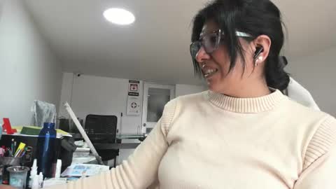 Snapshot of aisha_latina chatting on 11-25-25, 02:50 Katie online show from 11-25-25, 02:50
