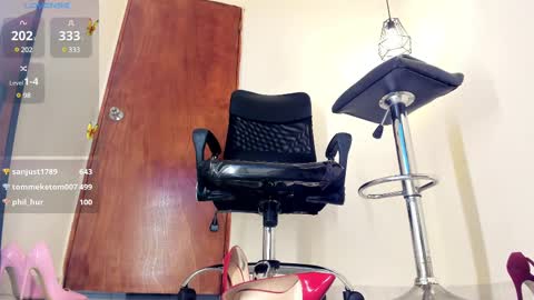 Snapshot of aitana_purple chatting on 02-10-25, 01:35 Aitana online show from 02-10-25, 01:35