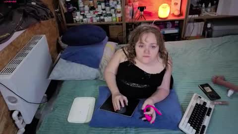 Snapshot of akindmodel chatting on 11-26-25, 11:33 Natalie online show from 11-26-25, 11:33