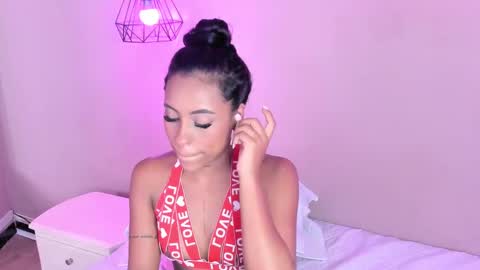 Snapshot of alahia_betancur chatting on 03-04-25, 06:18 Alahia  online show from 03-04-25, 06:18