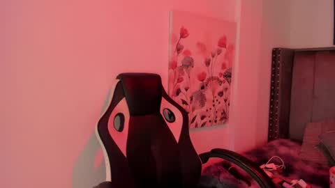 Snapshot of alaia_carter chatting on 10-14-25, 03:29 Alaia Carter online show from 10-14-25, 03:29