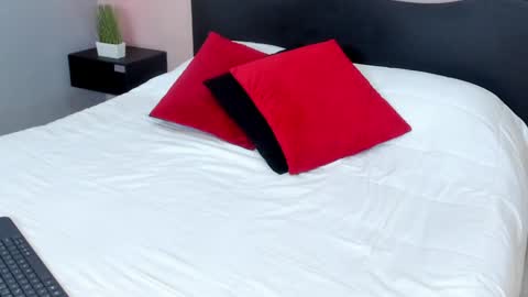     online show from 02-08-25, 01:32