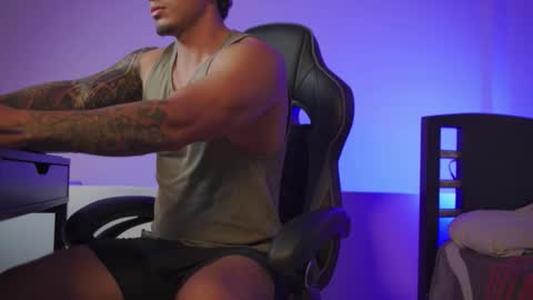 Snapshot of alan_muscle chatting on 11-25-25, 05:51 Alan online show from 11-25-25, 05:51