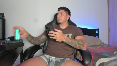 Snapshot of alan_muscle chatting on 04-18-26, 02:26 Alan online show from 04-18-26, 02:26