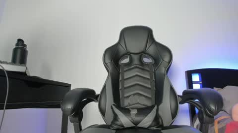 Snapshot of alan_muscle chatting on 04-19-26, 05:18 Alan online show from 04-19-26, 05:18