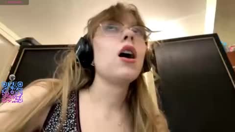 Snapshot of alanehadaller chatting on 09-29-25, 05:18 Stella online show from 09-29-25, 05:18