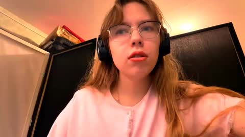 Snapshot of alanehadaller chatting on 11-09-25, 07:06 Stella online show from 11-09-25, 07:06