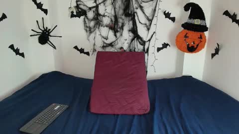 Im Alanis online show from 11-03-25, 04:08