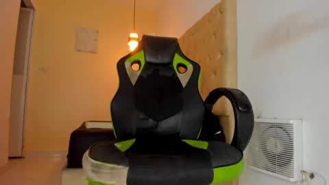 Snapshot of alantrickz365 chatting on 10-22-25, 02:01 alantrickz365 online show from 10-22-25, 02:01