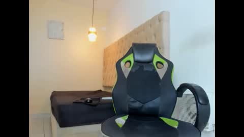 Snapshot of alantrickz365 chatting on 11-19-25, 01:05 alantrickz365 online show from 11-19-25, 01:05