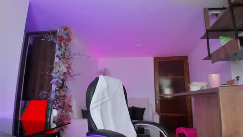 Snapshot of alejaevangeline chatting on 12-07-24, 03:08 A L E J A N D R A online show from 12-07-24, 03:08