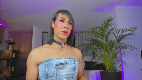Snapshot of alejaevangeline chatting on 02-23-25, 01:35 A L E J A N D R A online show from 02-23-25, 01:35