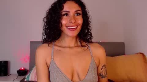 Snapshot of alejandraray chatting on 12-17-25, 09:21 Danna Ray online show from 12-17-25, 09:21