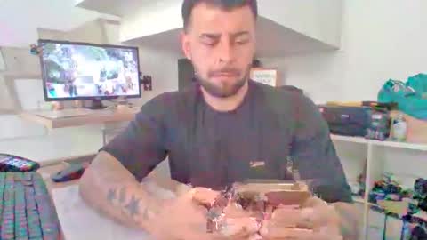 Snapshot of alejandrovegahotx chatting on 02-14-26, 05:43 Nico online show from 02-14-26, 05:43