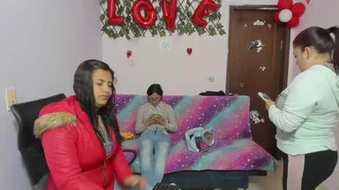 Snapshot of alejita_smithh chatting on 03-11-25, 12:28 zoe and Kataleya online show from 03-11-25, 12:28