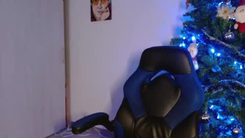 Snapshot of alejo_hot23 chatting on 11-20-25, 12:11 David online show from 11-20-25, 12:11