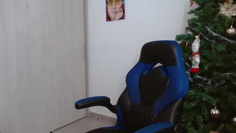 Snapshot of alejo_hot23 chatting on 11-30-25, 04:33 David online show from 11-30-25, 04:33