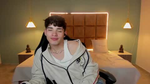ALejoo Saenz online show from 06-12-26, 04:11
