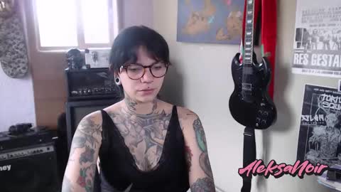 Snapshot of aleksanoir chatting on 02-05-25, 03:09 AleksaNoir online show from 02-05-25, 03:09