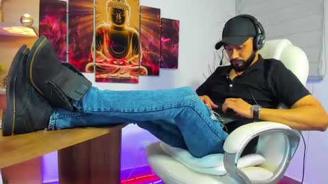 Snapshot of alessandro__wye chatting on 01-19-25, 04:33 ALESSANDRO  WYE online show from 01-19-25, 04:33