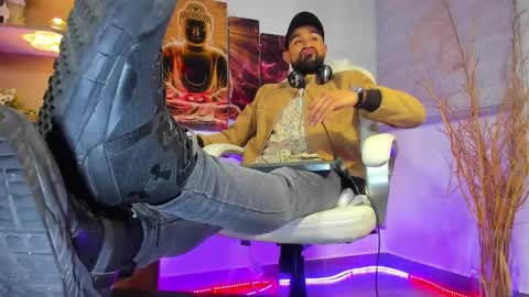 Snapshot of alessandro__wye chatting on 02-14-25, 04:15 ALESSANDRO  WYE online show from 02-14-25, 04:15