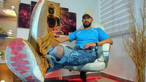 Snapshot of alessandro__wye chatting on 02-21-25, 11:55 ALESSANDRO  WYE online show from 02-21-25, 11:55
