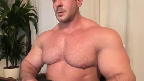 Snapshot of alessandrobuilder chatting on 11-11-25, 04:18 Alessandrobuilder online show from 11-11-25, 04:18