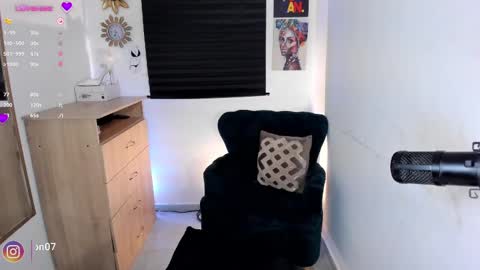 Snapshot of alessia_anderson07 chatting on 02-20-25, 05:44 Yy  online show from 02-20-25, 05:44