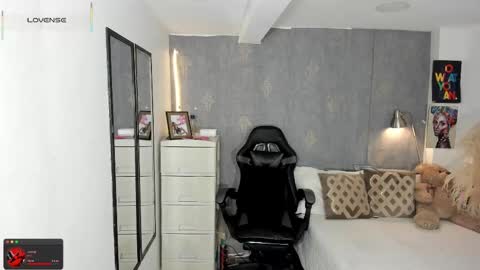 Snapshot of alessia_anderson07 chatting on 09-19-25, 12:45 Yy  online show from 09-19-25, 12:45