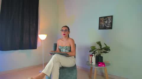 Snapshot of alessia_noire chatting on 05-28-26, 03:04 Alessia online show from 05-28-26, 03:04