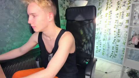 Snapshot of alex__sweet chatting on 12-22-24, 10:17 your Alex online show from 12-22-24, 10:17