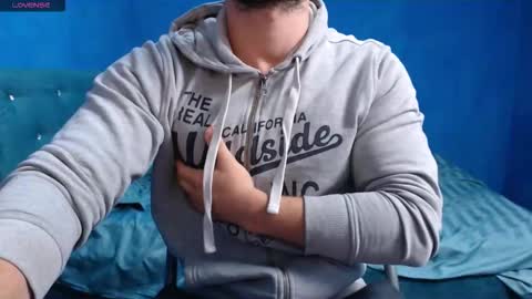 Snapshot of alex_blu chatting on 10-08-25, 10:35 Alex online show from 10-08-25, 10:35